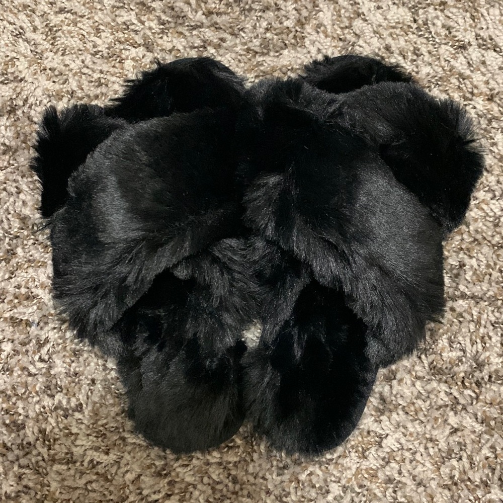FamiPort Black Fuzzy Slides